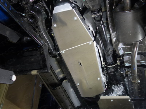 Защита топливного бака Toyota Fortuner II 2015-2020 (комплект - 2 шт) Арт. ZKTCC00330